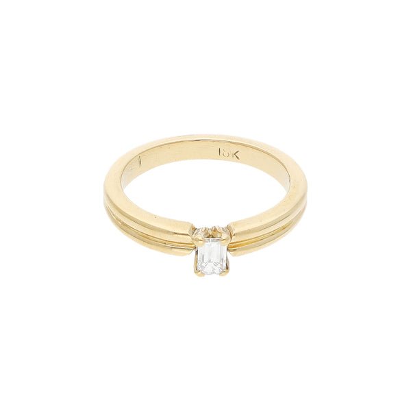 Anillo de compromiso con diamante en oro amarillo 18 kilates.