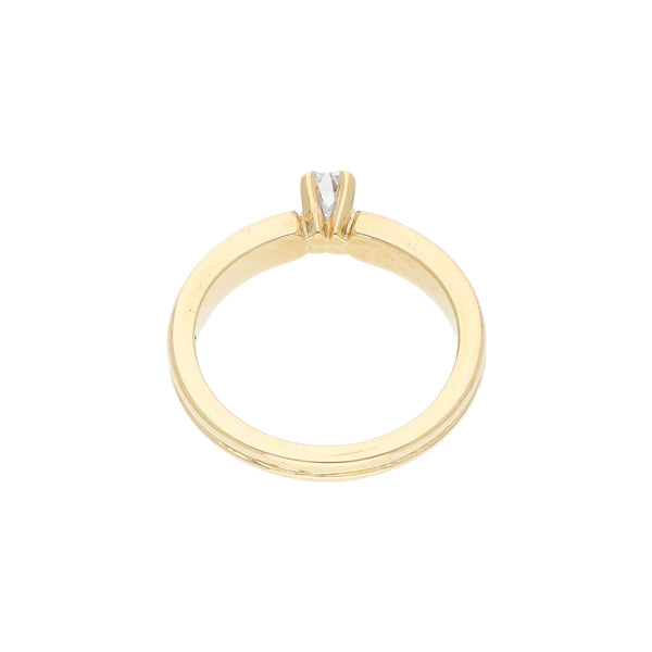 Anillo de compromiso con diamante en oro amarillo 18 kilates.