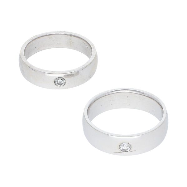 Dos argollas lisas con diamantes en oro blanco 12 kilates.