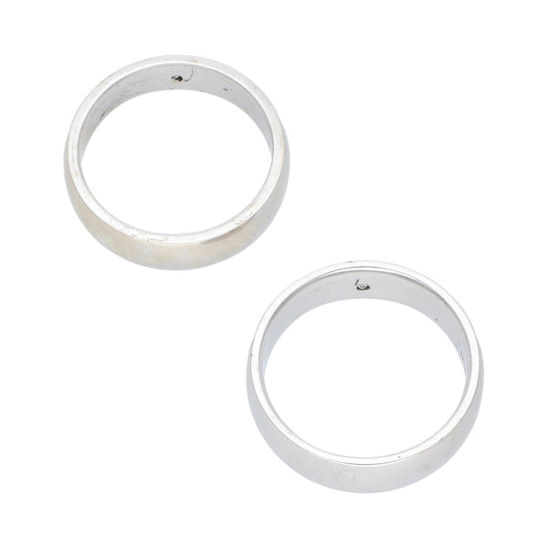 Dos argollas lisas con diamantes en oro blanco 12 kilates.