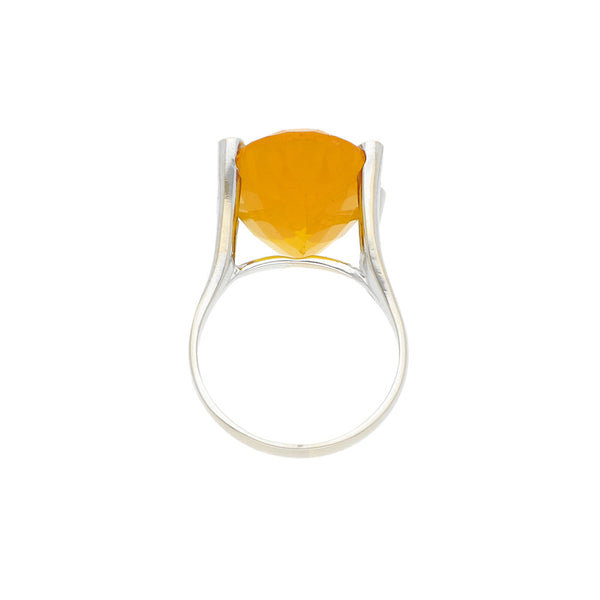 Anillo diseño especial con sintético en oro blanco 18 kilates.
