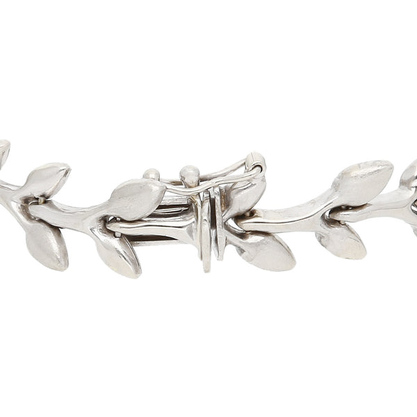 Pulsera eslabón articulado motivo hojas en oro blanco 14 kilates.
