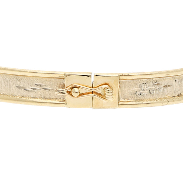 Pulsera de arillo labrada platinada en oro amarillo 14 kilates.