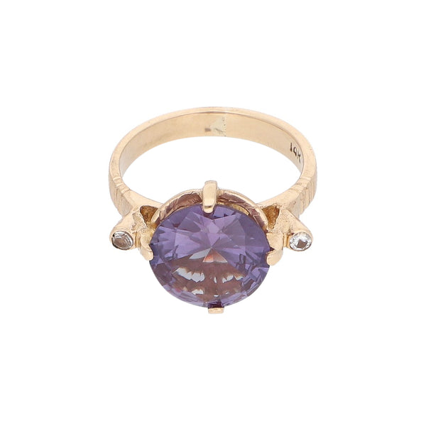 Anillo diseño especial con sintéticos en oro amarillo 12 kilates.