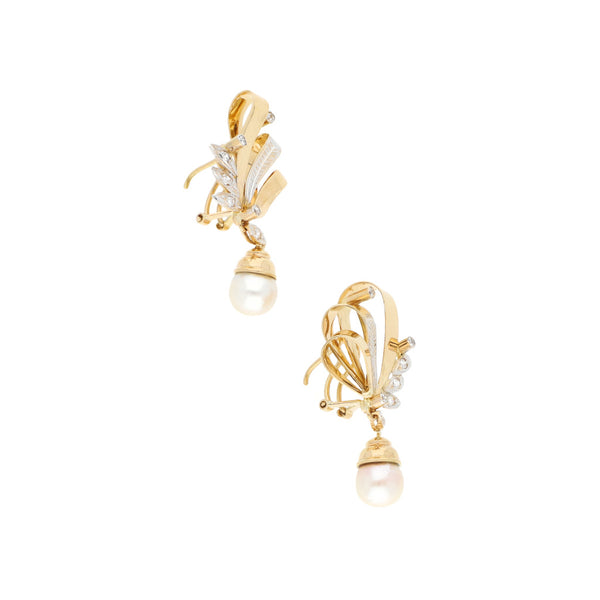 Aretes calados con perlas y sintéticos en oro amarillo 14 kilates.
