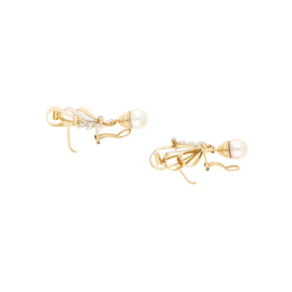 Aretes calados con perlas y sintéticos en oro amarillo 14 kilates.