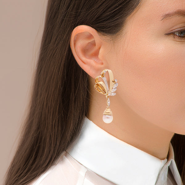 Aretes calados con perlas y sintéticos en oro amarillo 14 kilates.