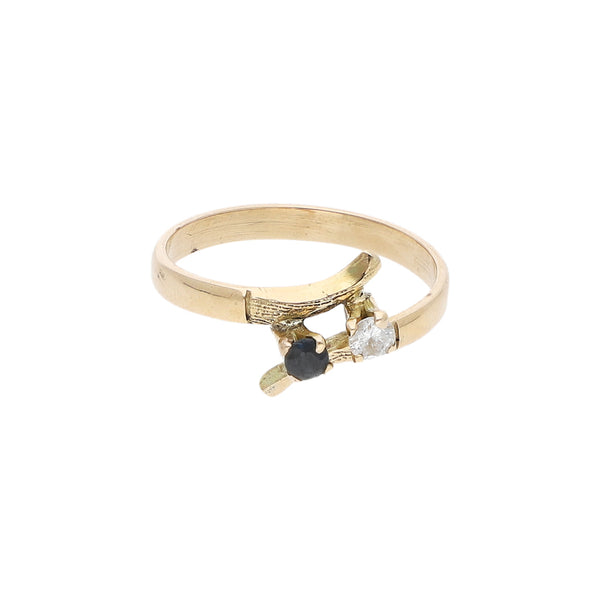 Anillo diseño especial con sintéticos en oro amarillo 12 kilates.