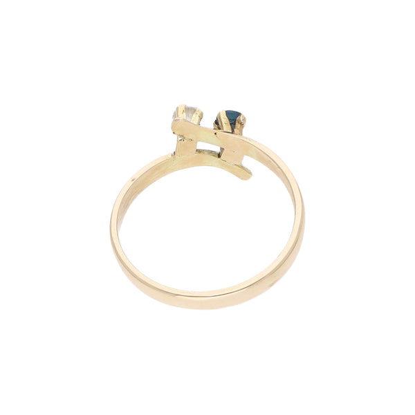 Anillo diseño especial con sintéticos en oro amarillo 12 kilates.