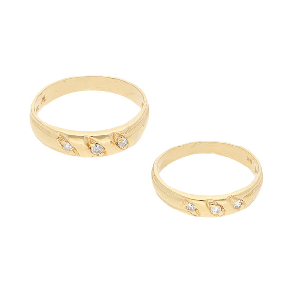Dos argollas diseño especial con circonias en oro amarillo 14 kilates.