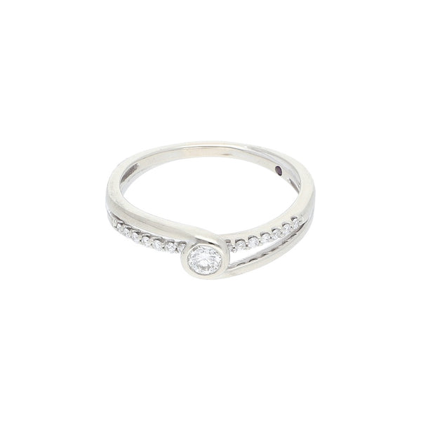 Anillo de compromiso con diamantes en oro blanco 14 kilates.