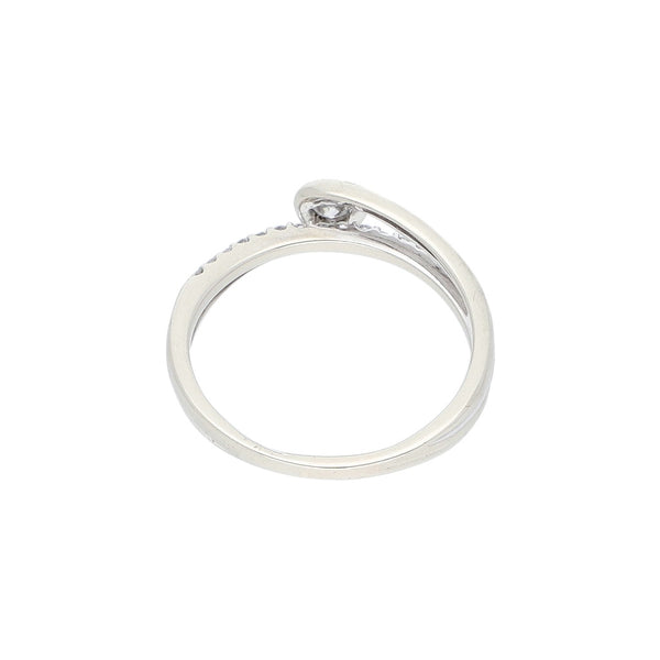 Anillo de compromiso con diamantes en oro blanco 14 kilates.