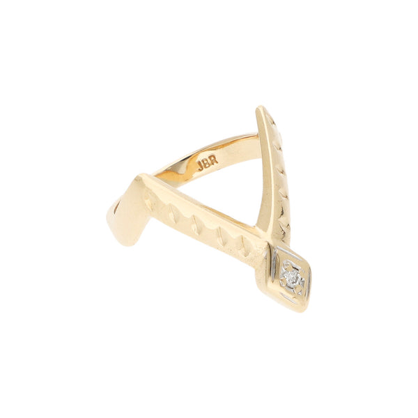 Anillo estilizado con diamante en oro amarillo 14 kilates.