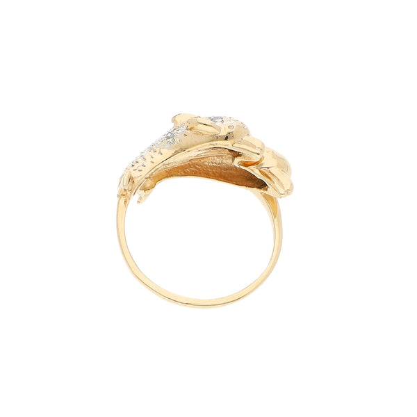Anillo diseño especial motivo delfín con sintéticos en oro amarillo 14 kilates.