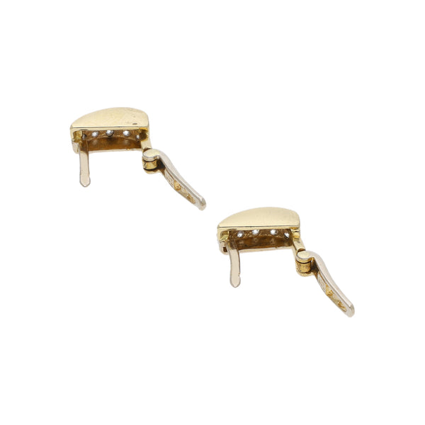 Juego de dije y aretes estilizados con sintéticos en oro dos tonos 14 kilates.