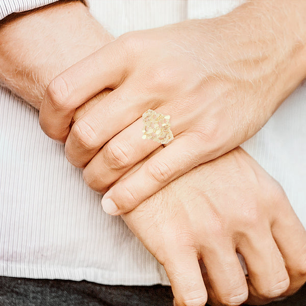 Anillo calado en oro amarillo 12 kilates.
