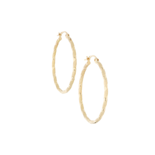 Arracadas labradas en oro amarillo 14 kilates.