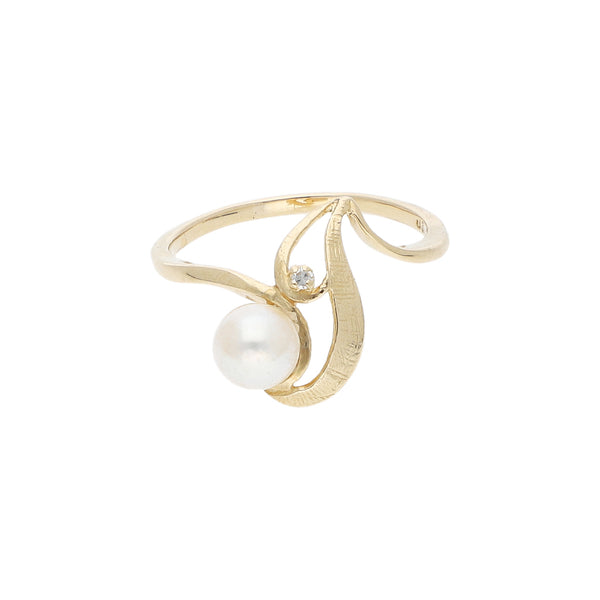 Anillo diseño especial con diamante y perla en oro amarillo 14 kilates.