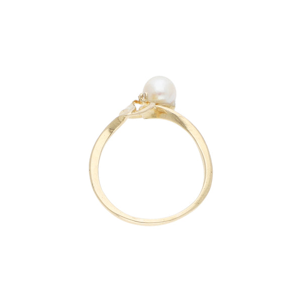 Anillo diseño especial con diamante y perla en oro amarillo 14 kilates.