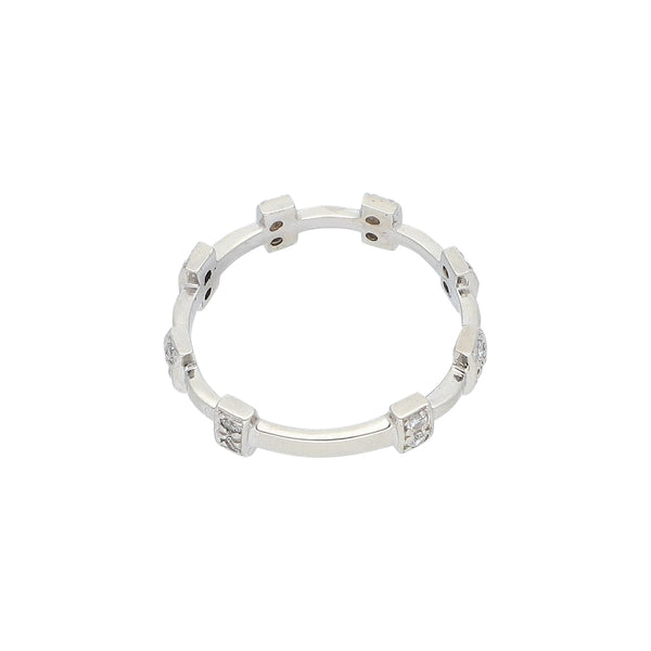 Anillo diseño especial con sintéticos en oro blanco 14 kilates.