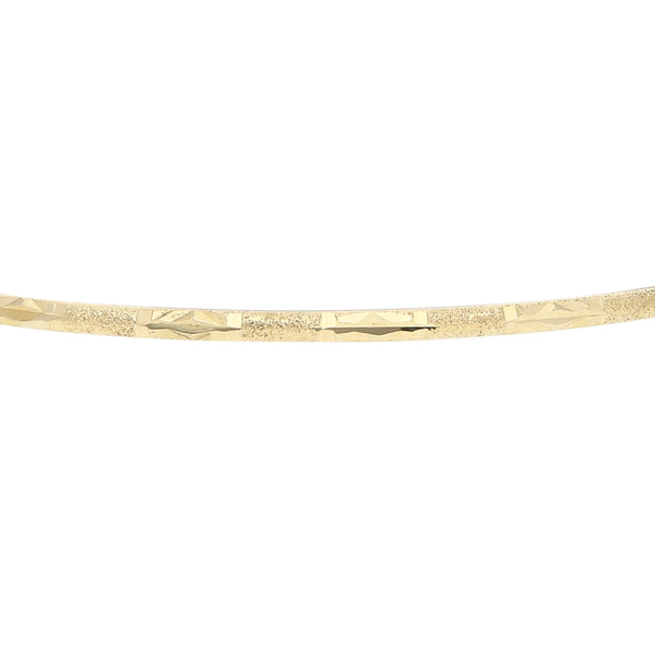 Pulsera de arillo labrada en oro amarillo 12 kilates.