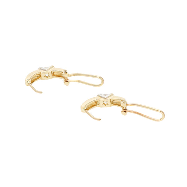 Juego de anillo y aretes estilizados con sintéticos en oro amarillo 14 kilates.