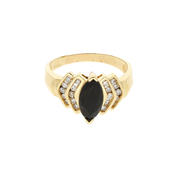 Anillo diseño especial con diamantes y ónix en oro amarillo 14 kilates.