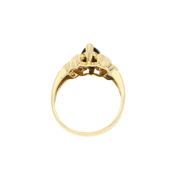 Anillo diseño especial con diamantes y ónix en oro amarillo 14 kilates.