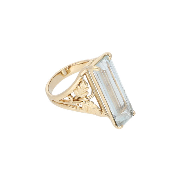 Anillo diseño especial con sintético en oro amarillo 14 kilates.