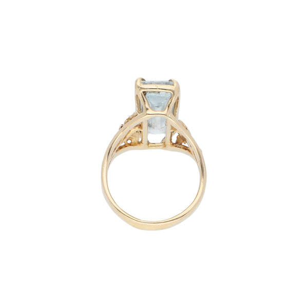 Anillo diseño especial con sintético en oro amarillo 14 kilates.