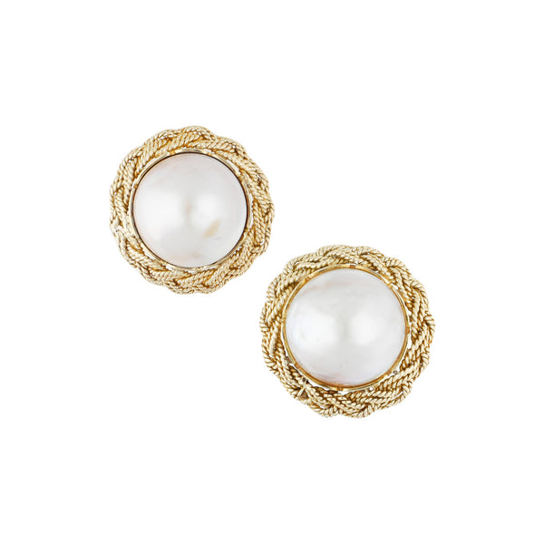 Aretes trenzados con medias perlas en oro amarillo 14 kilates.