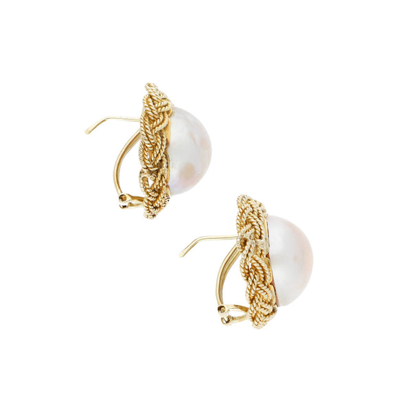 Aretes trenzados con medias perlas en oro amarillo 14 kilates.