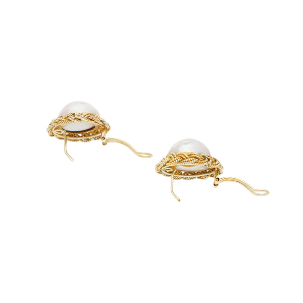 Aretes trenzados con medias perlas en oro amarillo 14 kilates.