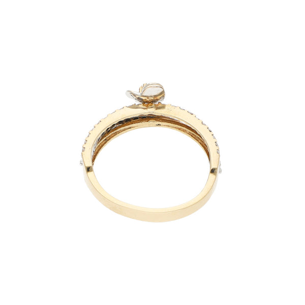Anillo estilizado motivo corazón con sintéticos en oro dos tonos 14 kilates.