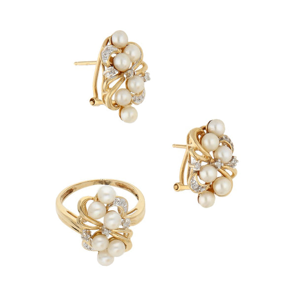 Juego de anillo y aretes diseño espcecial con diamantes y perlas en oro amarillo 14 kilates.