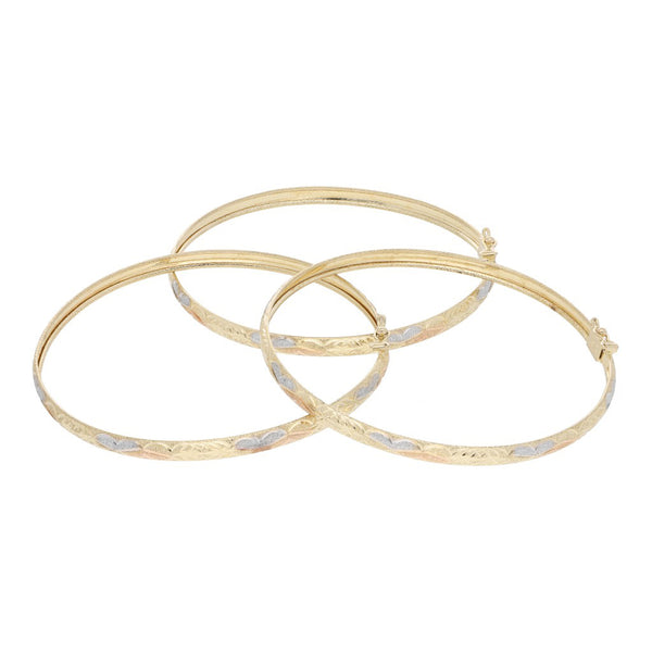 Tres pulseras de arillo labradas en oro amarillo 14 kilates.