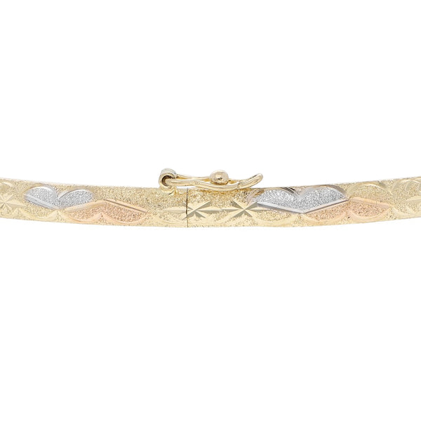 Tres pulseras de arillo labradas en oro amarillo 14 kilates.