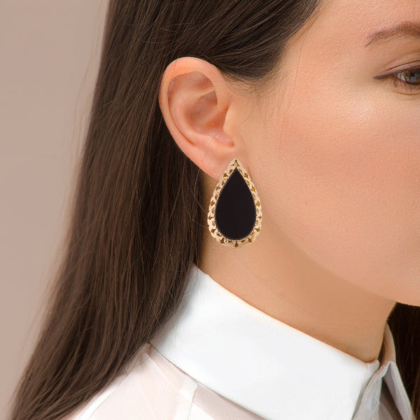 Aretes calados con ónix en oro amarillo 14 kilates.