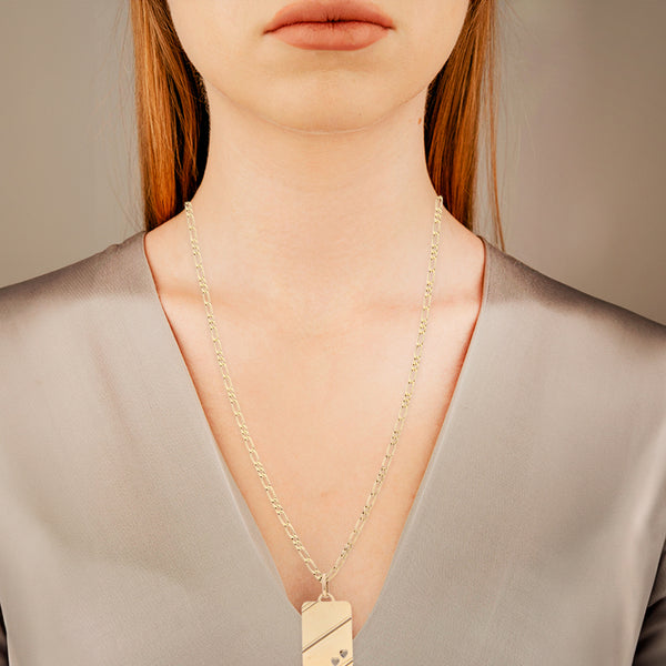 Collar de tres eslabones por uno y dije laminado en oro amarillo 14 kilates.