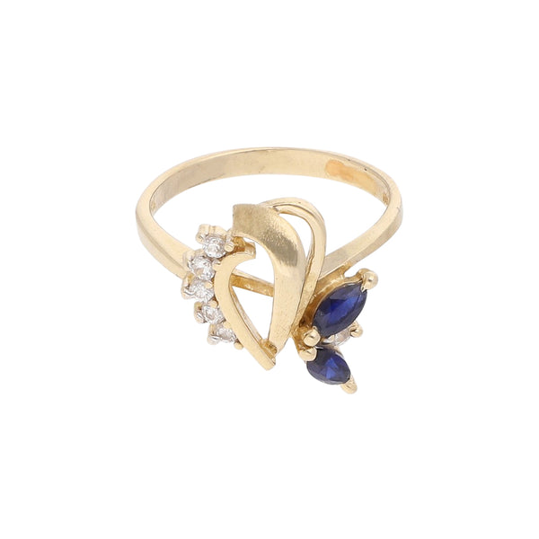 Anillo diseño especial con sintéticos en oro amarillo 14 kilates.