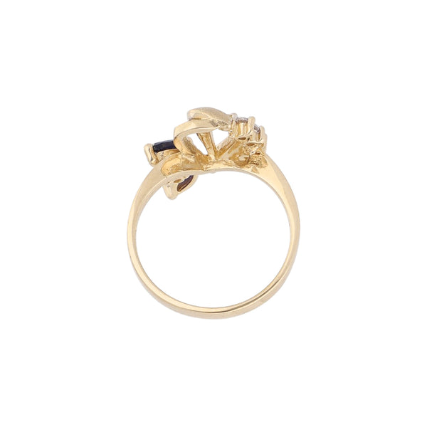 Anillo diseño especial con sintéticos en oro amarillo 14 kilates.