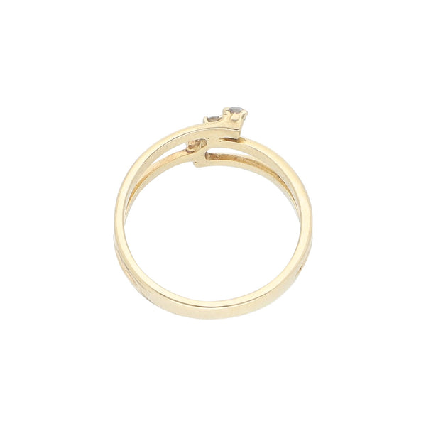 Anillo calado con sintéticos en oro amarillo 14 kilates.
