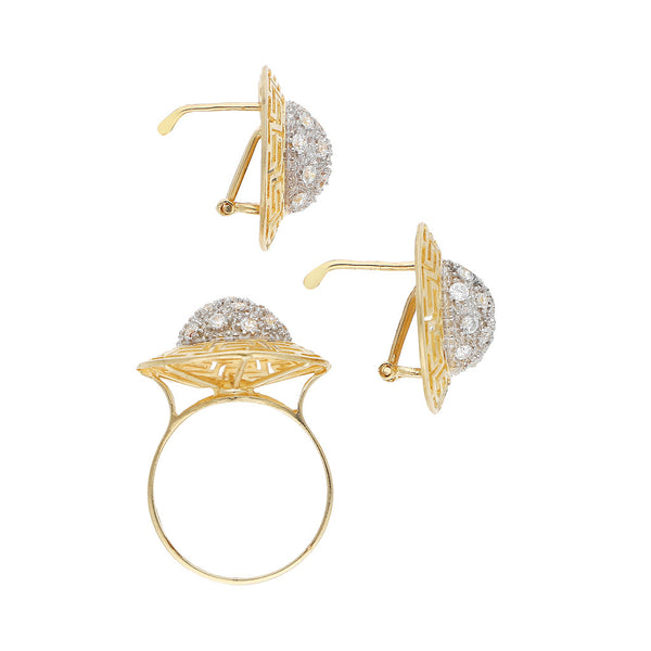 Juego de anillo y aretes calados con sintéticos en oro amarillo 14 kilates.