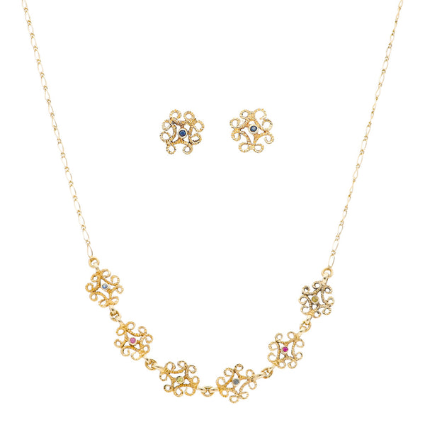 Juego de gargantilla eslabón combinado con aplicaciones y aretes diseño especial con sintéticos en oro amarillo 14 kilates.
