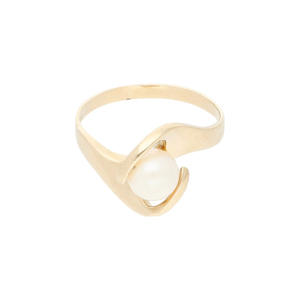 Anillo estilizado por perla en oro amarillo 14 kilates.