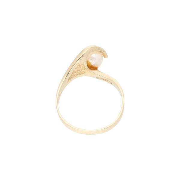 Anillo estilizado por perla en oro amarillo 14 kilates.