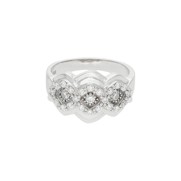 Anillo diseño especial con diamantes en oro blanco 14 kilates.