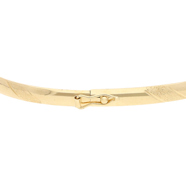 Pulsera de arillo labrada en oro amarillo 14 kilates.