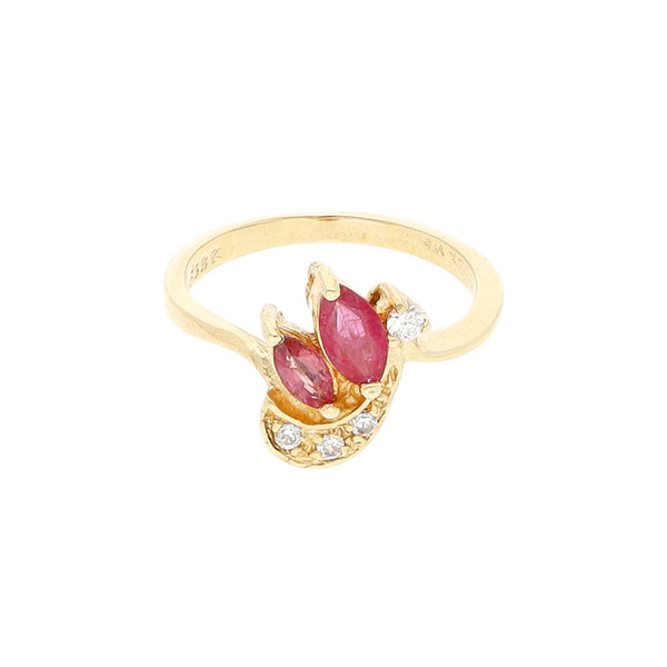 Anillo diseño especial con rubíes y circonias en oro amarillo 14 kilates.