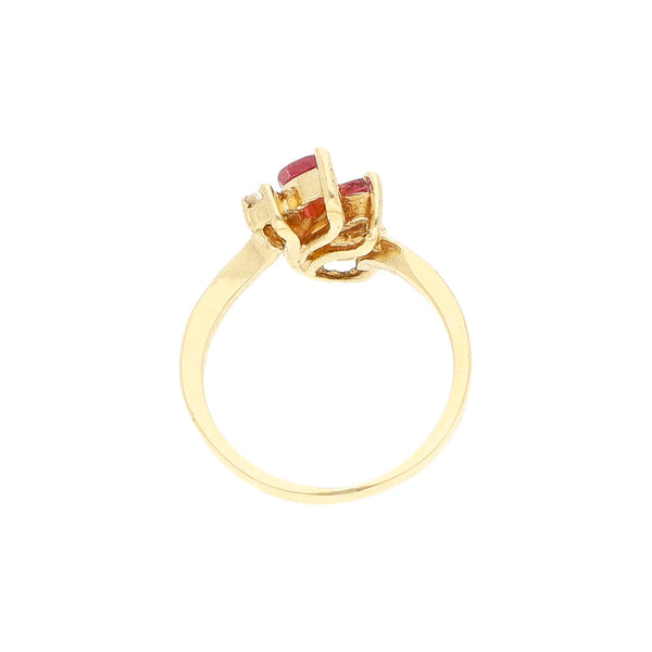 Anillo diseño especial con rubíes y circonias en oro amarillo 14 kilates.